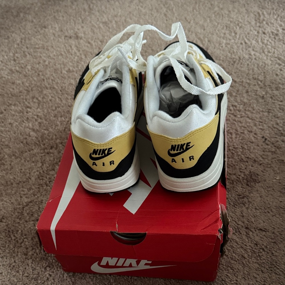 Nike Low-Top Sneakers in White, Yellow & Black NWT - Picture 4 of 6